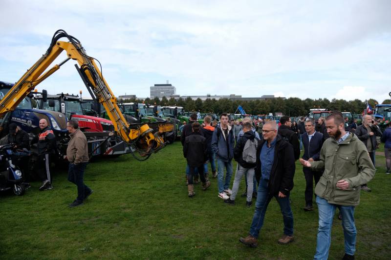 Enorme files: ondanks verbod honderden boeren met tractoren snelweg op