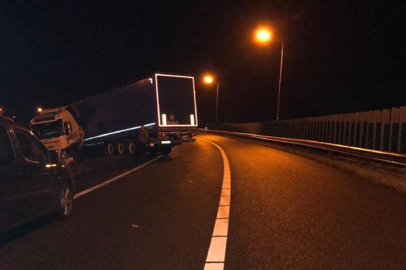 Vrachtwagen geschaard op knooppunt Markiezaat