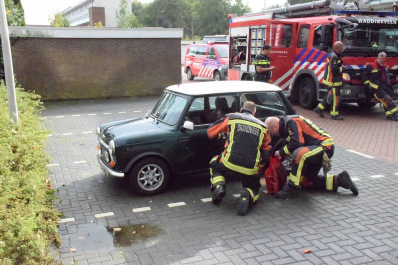 Mini Cooper lekt brandstof op parkeerplaats