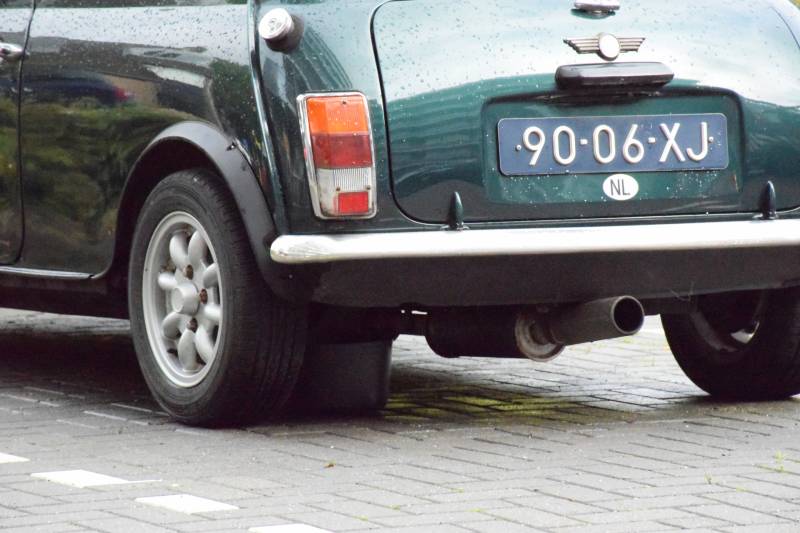 Mini Cooper lekt brandstof op parkeerplaats