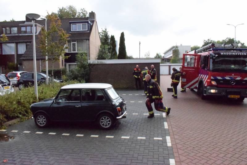 Mini Cooper lekt brandstof op parkeerplaats