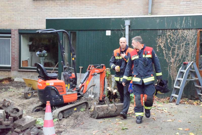 Minigraafmachine trek met boom gasleiding stuk