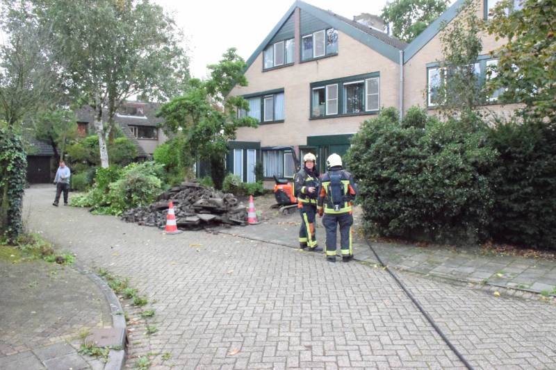 Minigraafmachine trek met boom gasleiding stuk