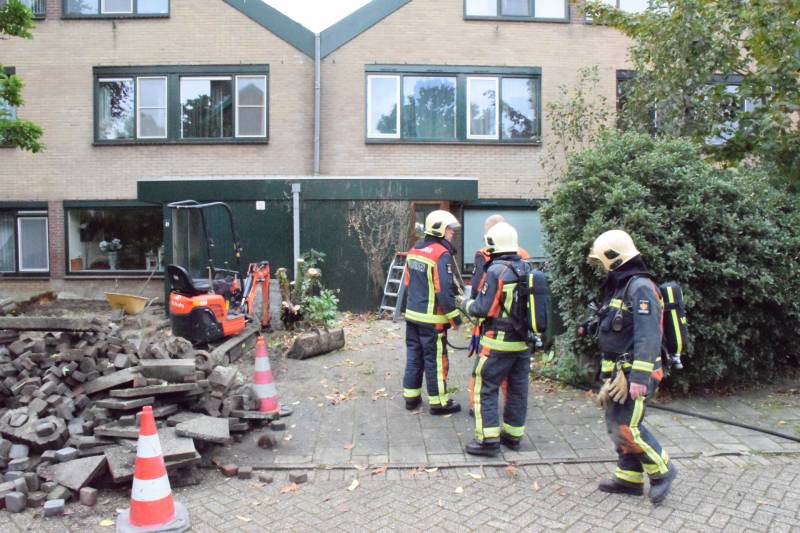 Minigraafmachine trek met boom gasleiding stuk