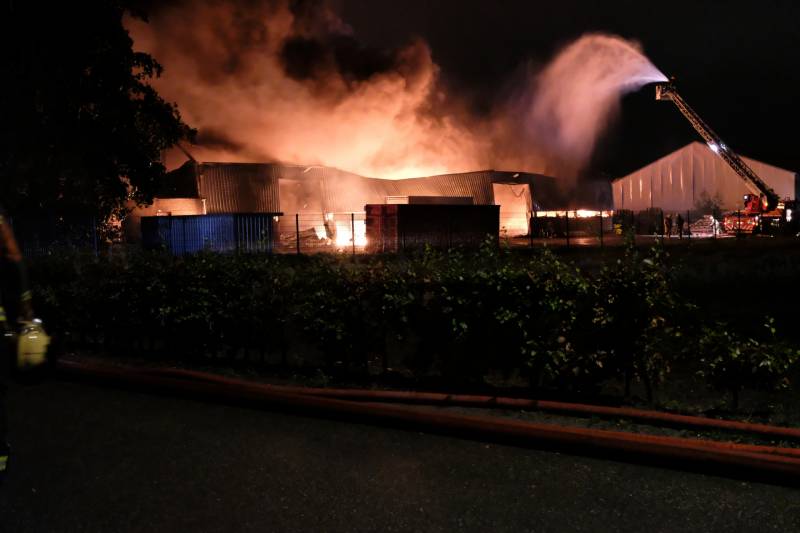 Zeer grote brand in meerdere loodsen