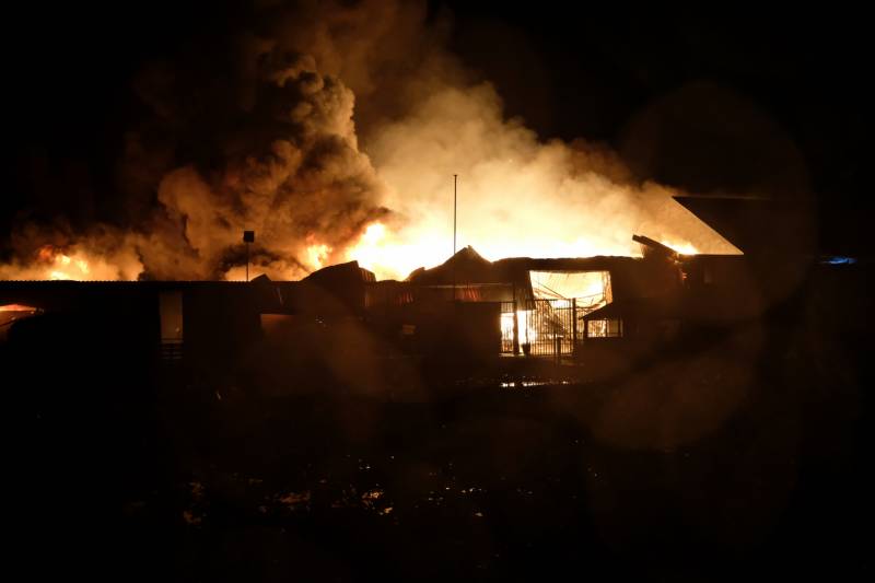 Zeer grote brand in meerdere loodsen