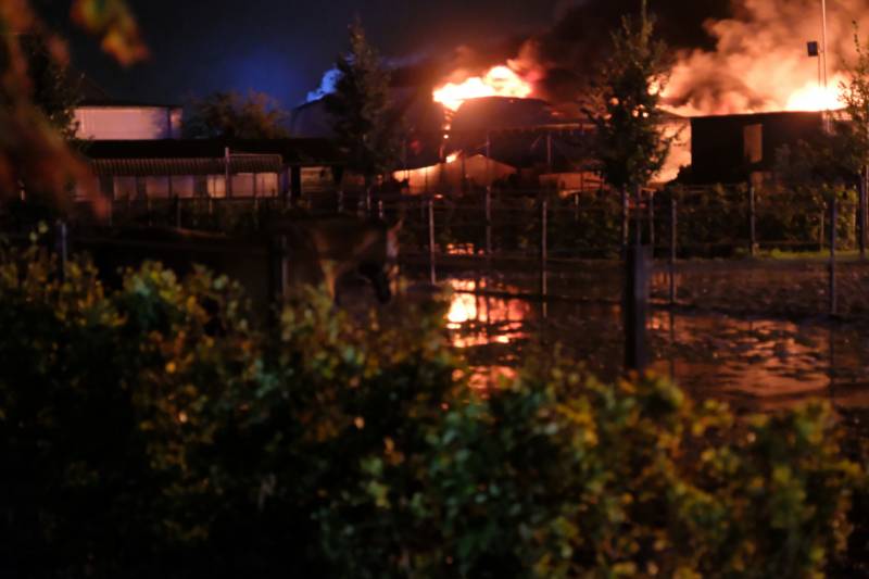 Zeer grote brand in meerdere loodsen
