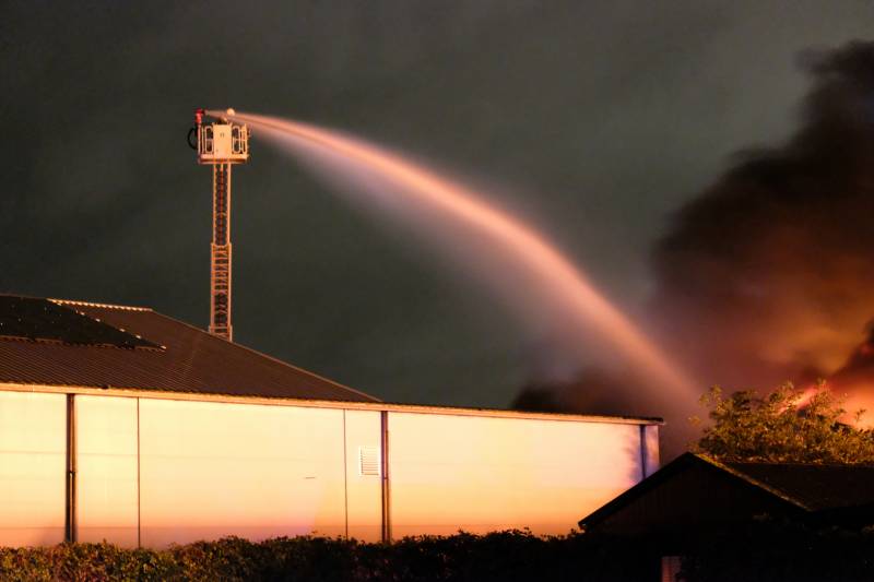 Zeer grote brand in meerdere loodsen