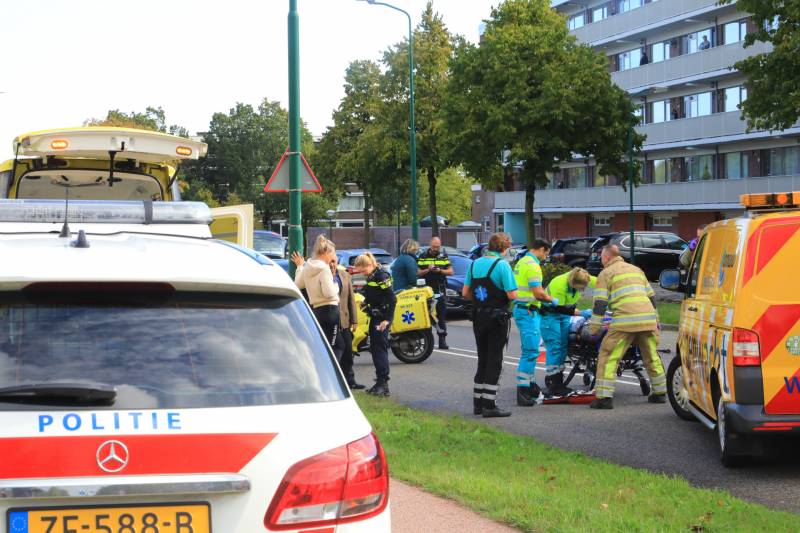 Man op snorbrommer aangereden door auto