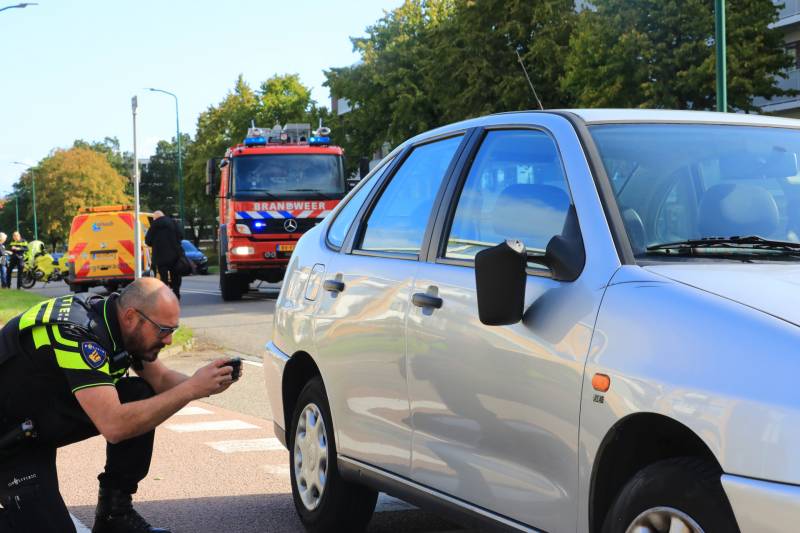Man op snorbrommer aangereden door auto