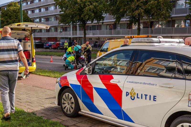 Man op snorbrommer aangereden door auto