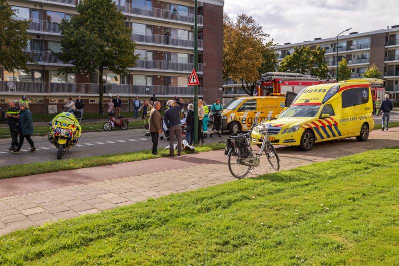 Man op snorbrommer aangereden door auto