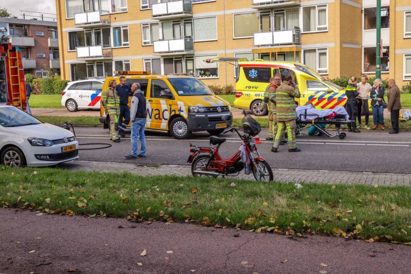 Man op snorbrommer aangereden door auto
