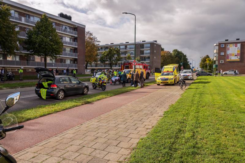 Man op snorbrommer aangereden door auto