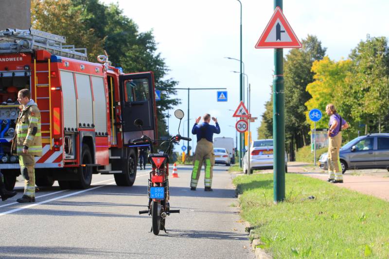 Man op snorbrommer aangereden door auto