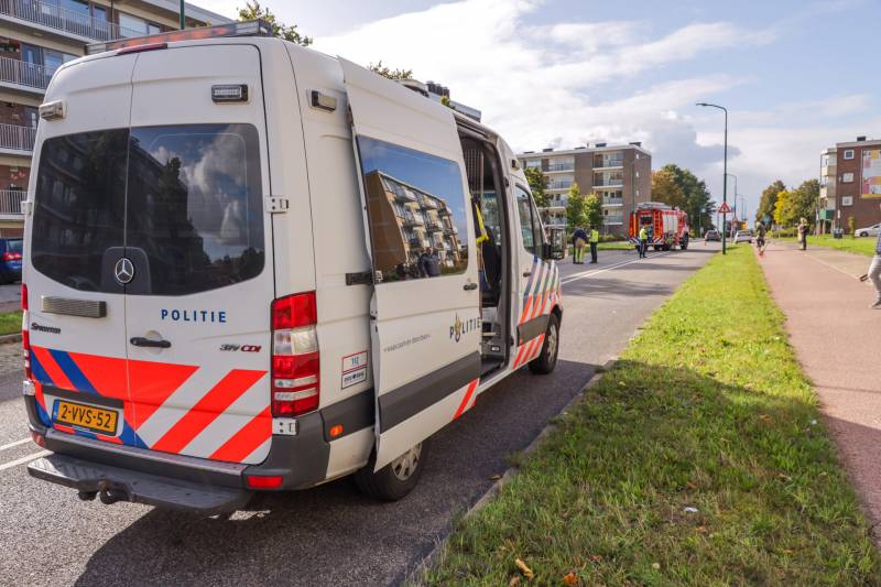 Man op snorbrommer aangereden door auto