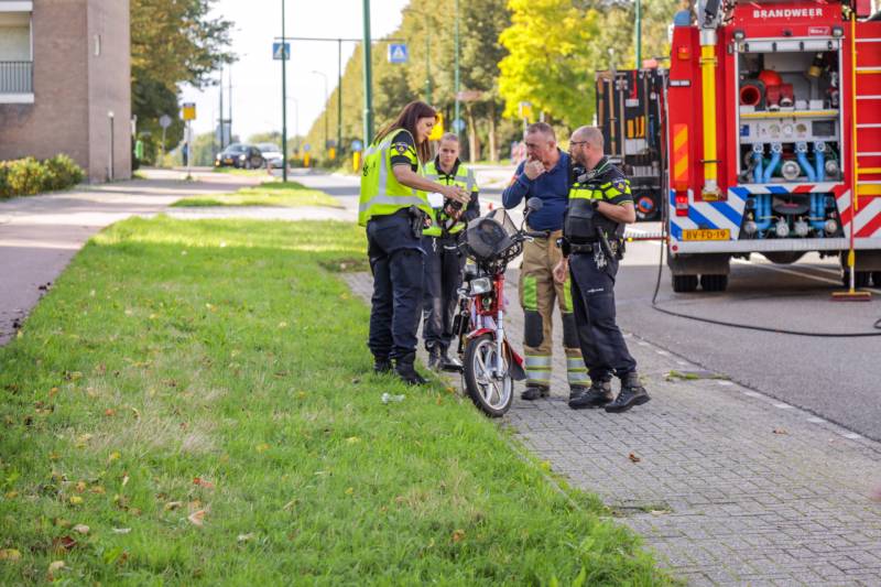 Man op snorbrommer aangereden door auto