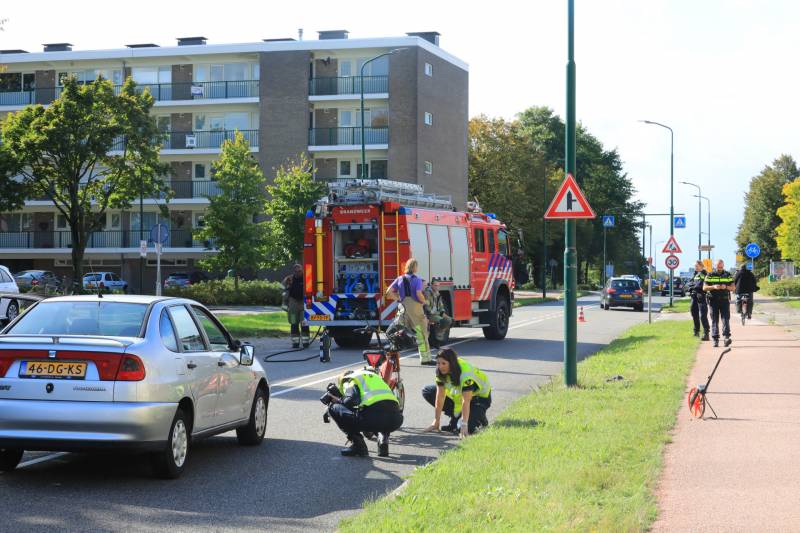 Man op snorbrommer aangereden door auto