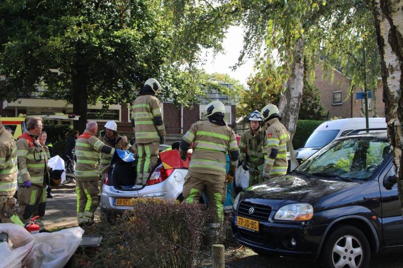 Automobiliste crasht tegen boom, brandweer knipt dak eraf