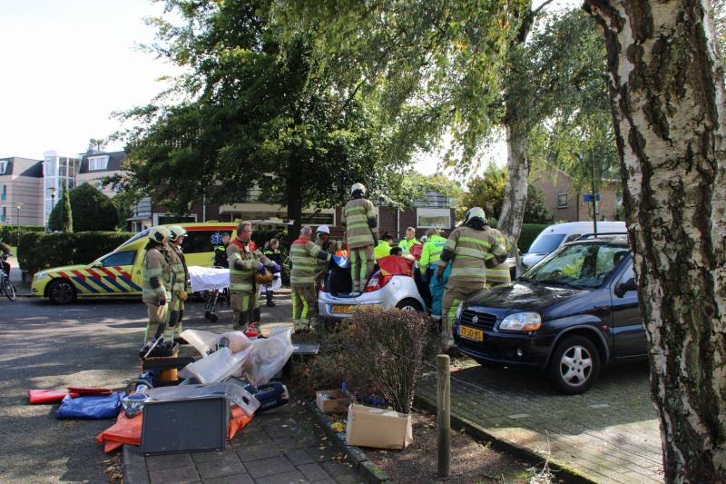 Automobiliste crasht tegen boom, brandweer knipt dak eraf