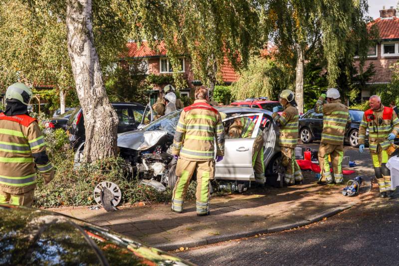 Automobiliste crasht tegen boom, brandweer knipt dak eraf