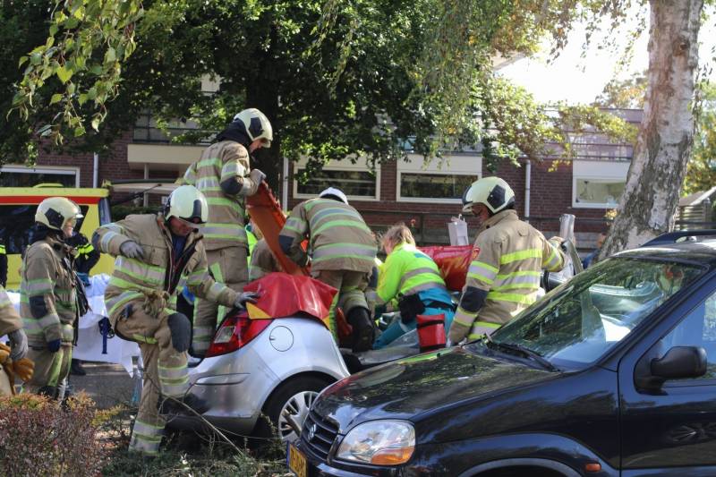Automobiliste crasht tegen boom, brandweer knipt dak eraf