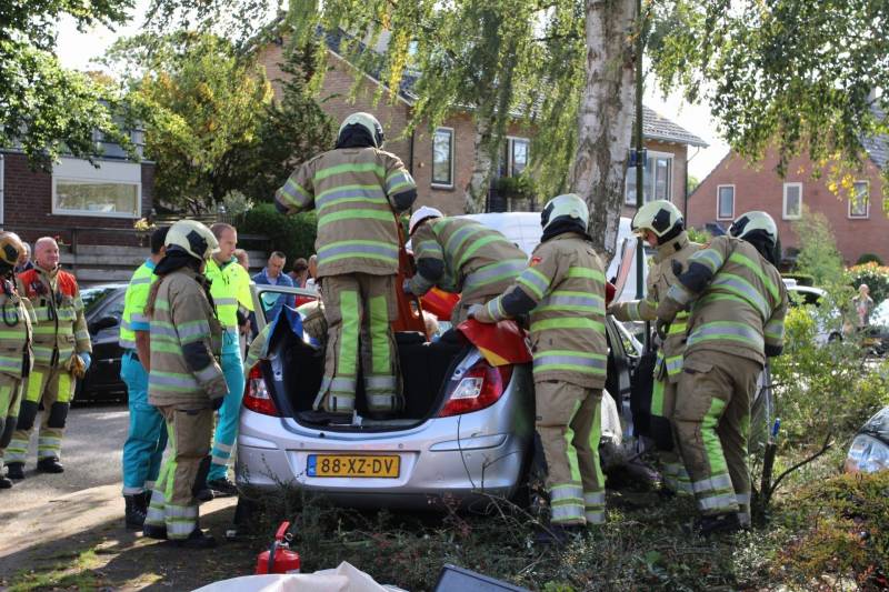 Automobiliste crasht tegen boom, brandweer knipt dak eraf
