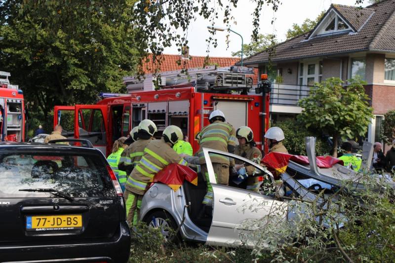 Automobiliste crasht tegen boom, brandweer knipt dak eraf