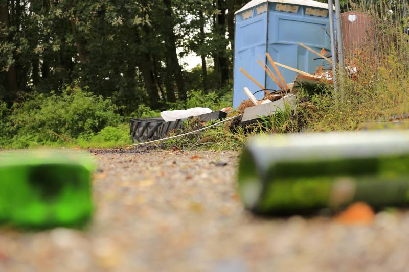 Trekkerbanden en sloopafval gedumpt op carpoolplaats