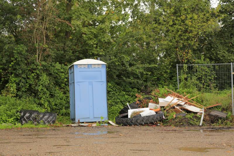 Trekkerbanden en sloopafval gedumpt op carpoolplaats