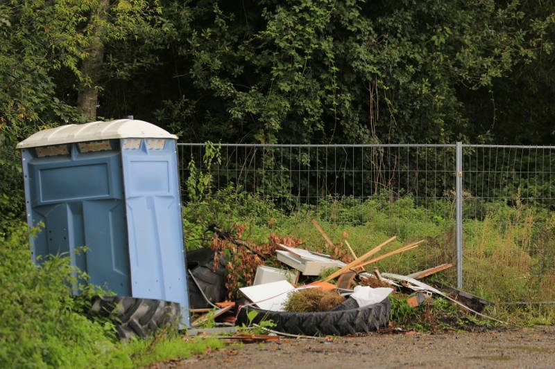 Trekkerbanden en sloopafval gedumpt op carpoolplaats