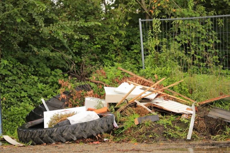 Trekkerbanden en sloopafval gedumpt op carpoolplaats