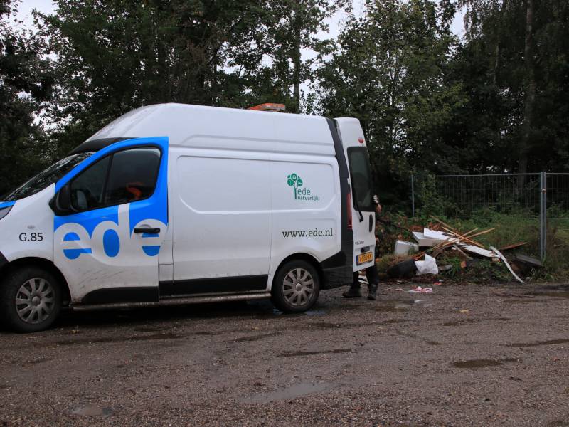 Trekkerbanden en sloopafval gedumpt op carpoolplaats