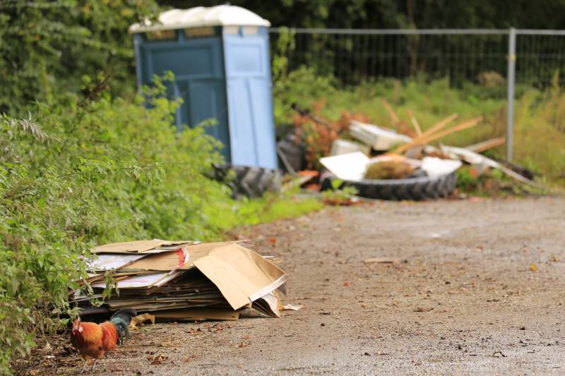 Trekkerbanden en sloopafval gedumpt op carpoolplaats