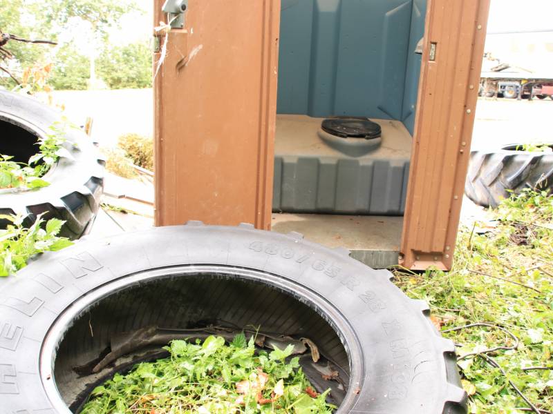 Trekkerbanden en sloopafval gedumpt op carpoolplaats