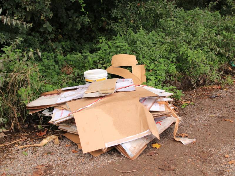Trekkerbanden en sloopafval gedumpt op carpoolplaats