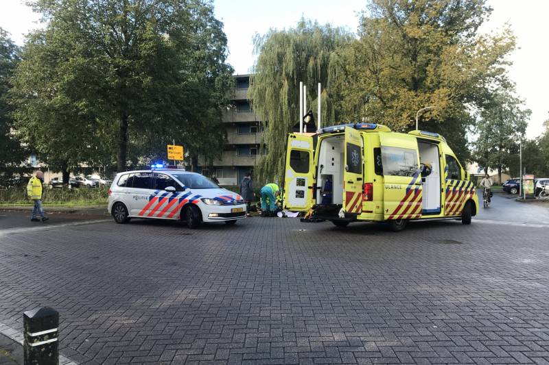 Ebiker gewond na aanrijding met auto in Westeinde