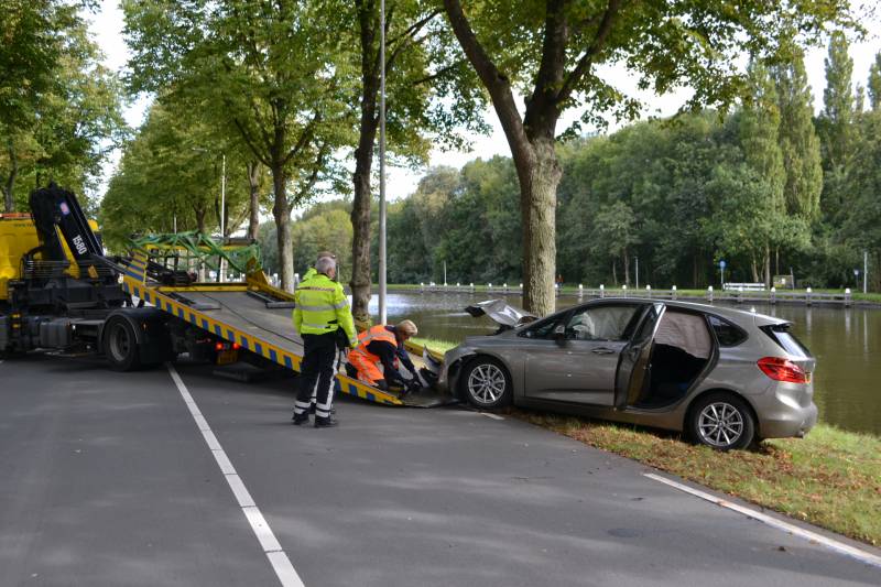 Auto botst frontaal op boom