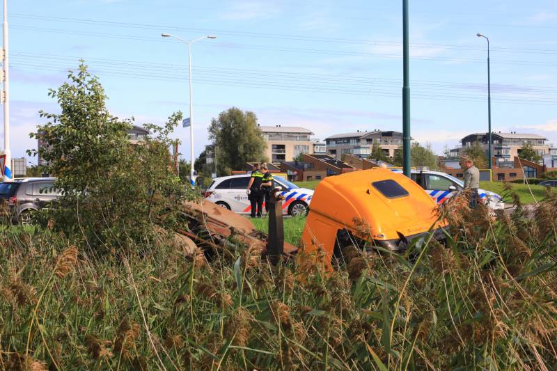 Vrachtwagen rijdt sloot in