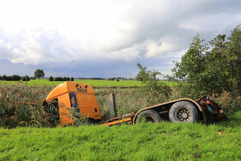 Vrachtwagen rijdt sloot in