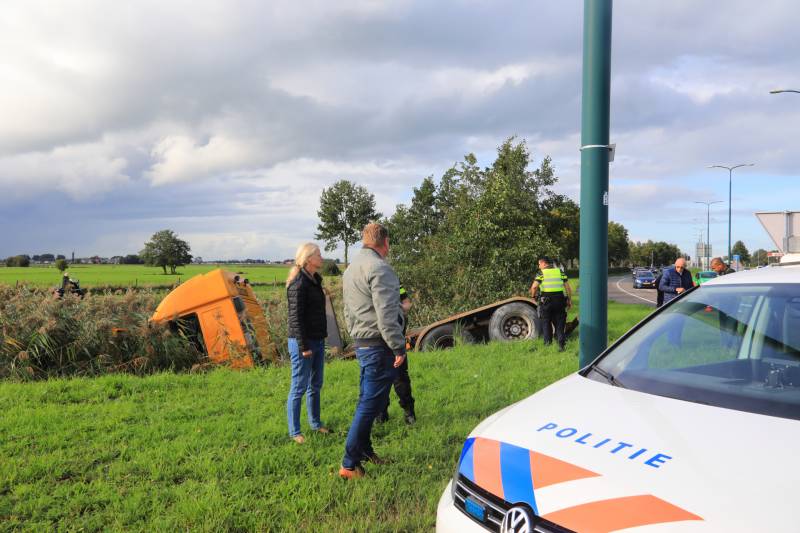Vrachtwagen rijdt sloot in