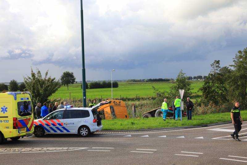 Vrachtwagen rijdt sloot in