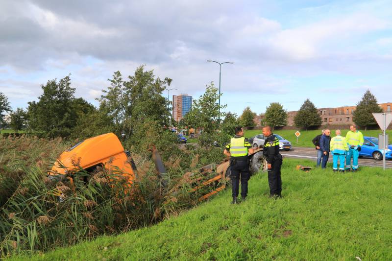 Vrachtwagen rijdt sloot in