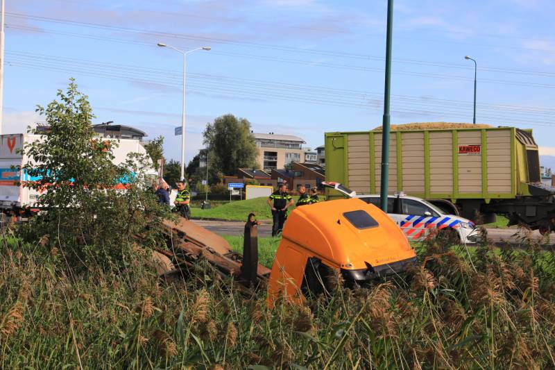 Vrachtwagen rijdt sloot in