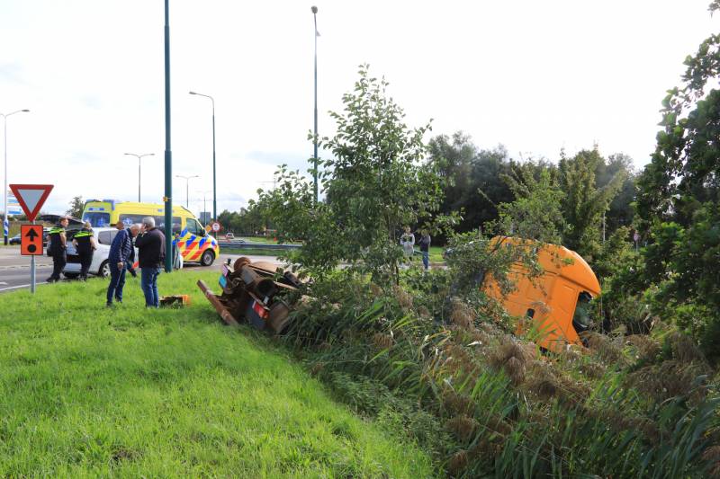 Vrachtwagen rijdt sloot in