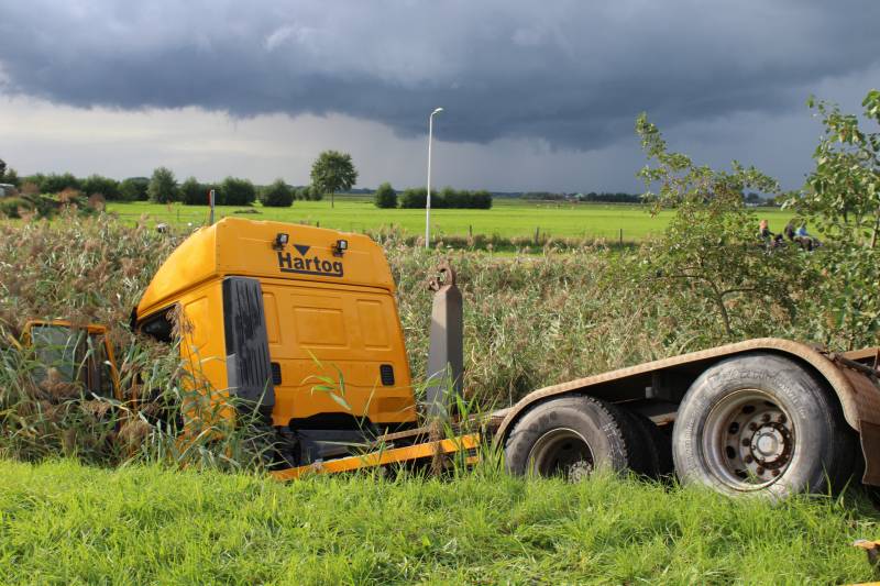 Vrachtwagen rijdt sloot in