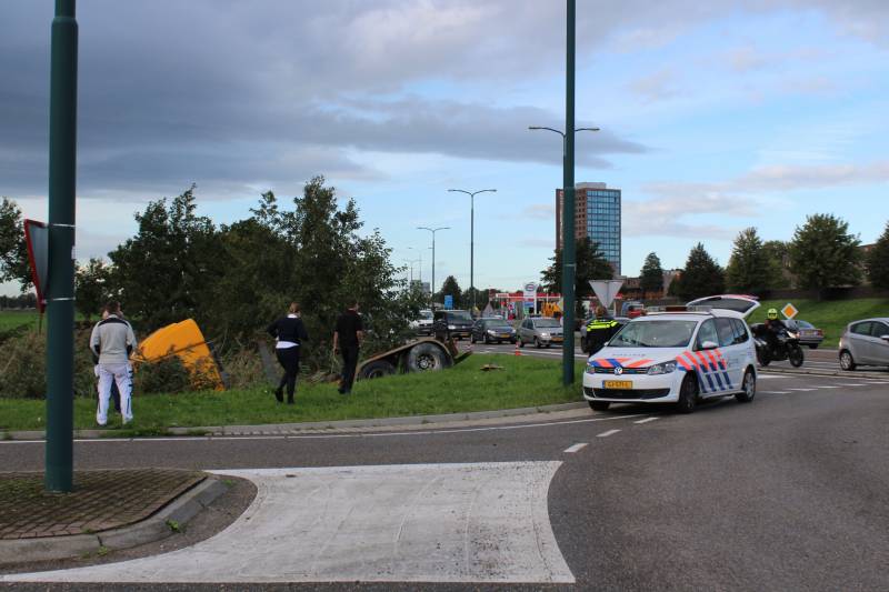 Vrachtwagen rijdt sloot in