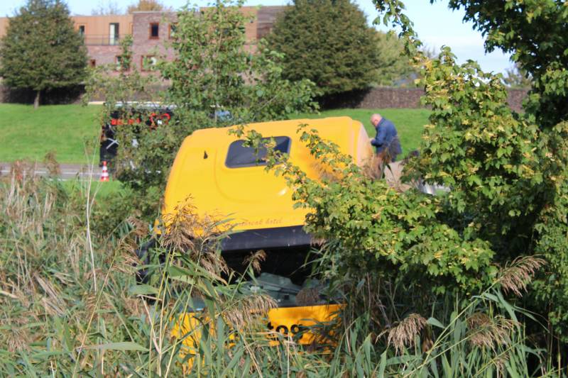 Vrachtwagen rijdt sloot in