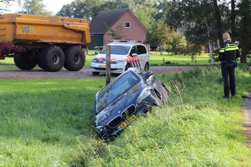 Auto belandt in greppel na uitwijk manoeuvre