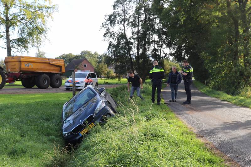 Auto belandt in greppel na uitwijk manoeuvre